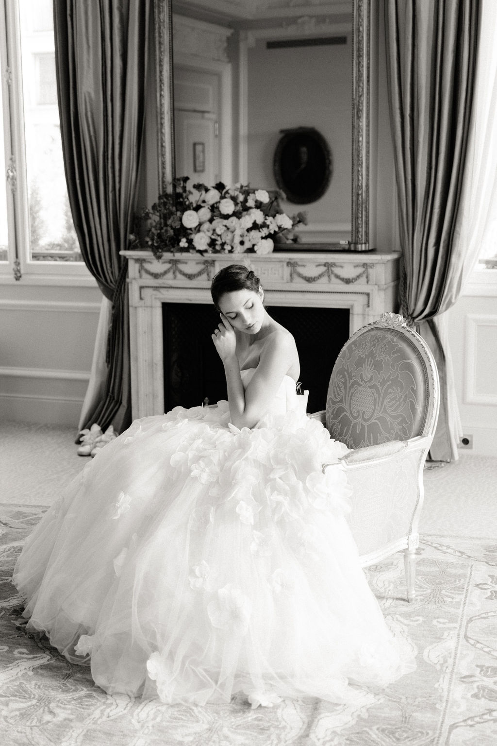 une mariée sur un fauteuil dans une chambre